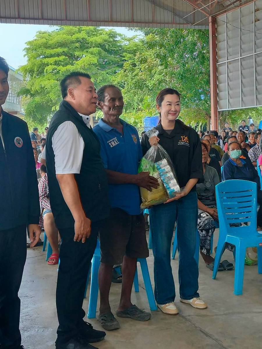 title - ส.ป.ก. ร่วมติดตาม รมช.กษ. (นางสาวปิยะรัฐชย์ ติยะไพรัช) และคณะ ลงพื้นที่ติดตามสถานการณ์อุทกภัยในพื้นที่จังหวัดสุพรรณบุรี พร้อมมอบถุงยังชีพช่วยเหลือประชาชนผู้ประสบภัย
